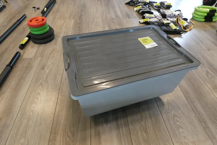 Kiste mit Rollbrett und mit Sportneer Gewichtsmanschetten, verstellbar, schwarz/grau